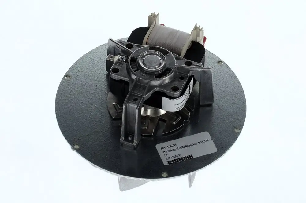 Bosch Gebläse mit Metallgehäuse und aufwickelbarem Kabel. Das Gerät zeigt eine zentrale Antriebseinheit und ist zur Luftförderung in Heizsystemen geeignet.